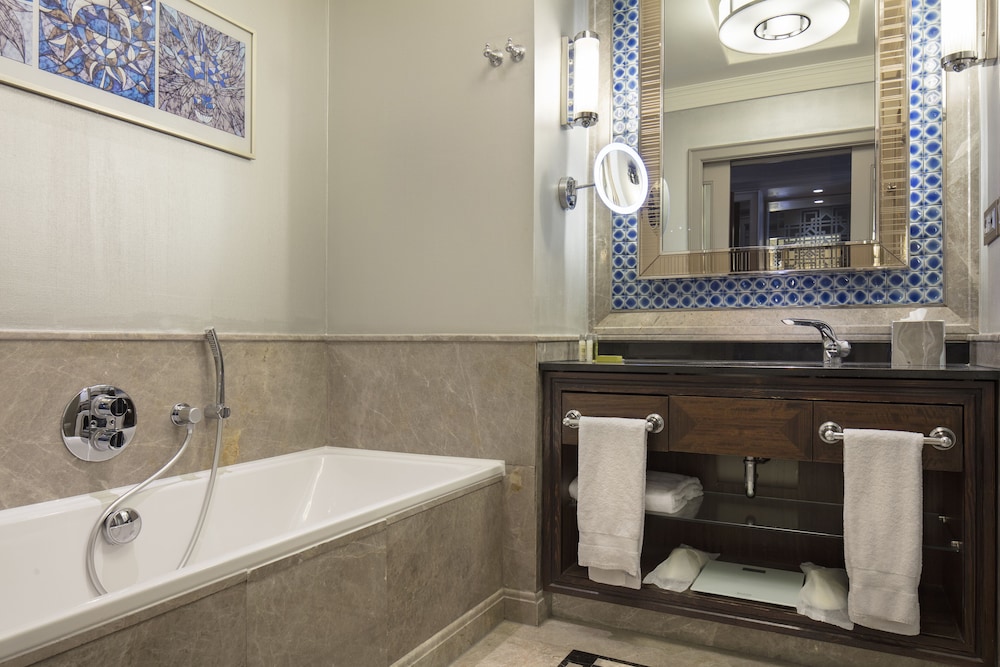 Executive Room, 1 King Bed, Club Lounge Access - Photo 8