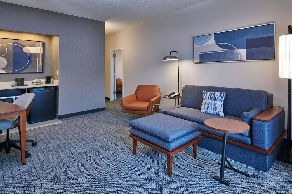 Suite, 1 Bedroom, Courtyard View - Photo 1