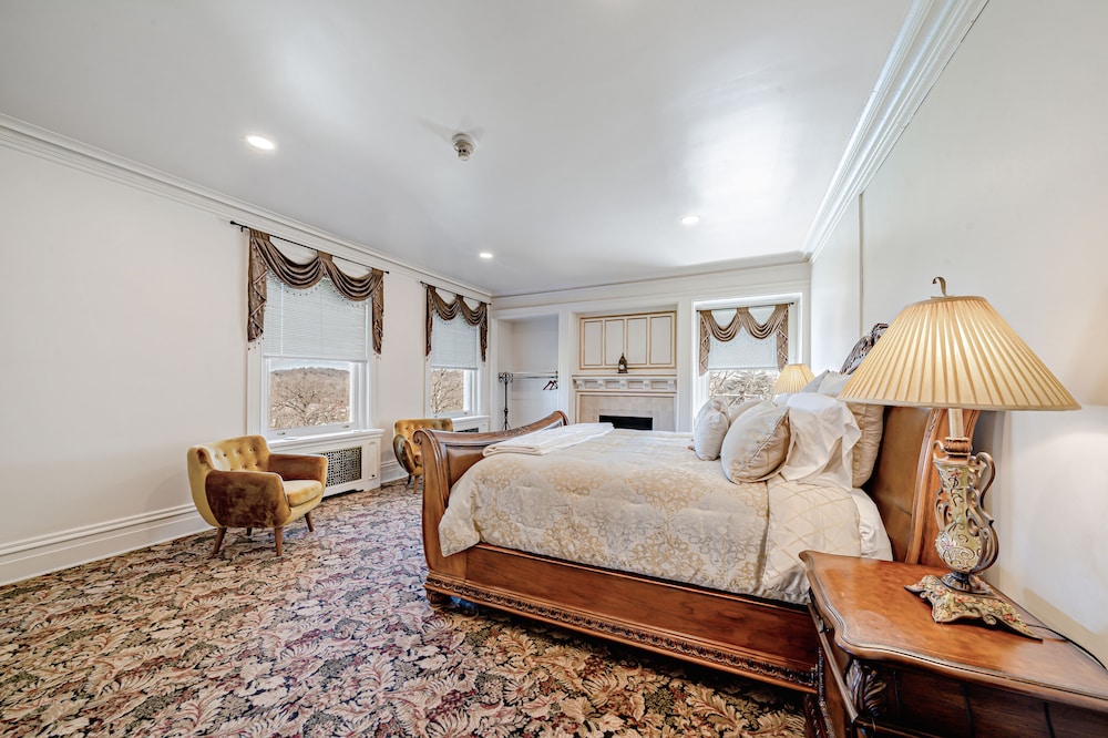 Luxury Suite, 1 King Bed, Non Smoking, Club Lounge Access photo 2
