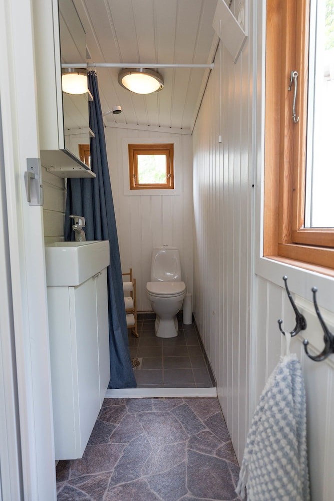 Cabin (2 bedrooms & sleeping alcove) photo 3