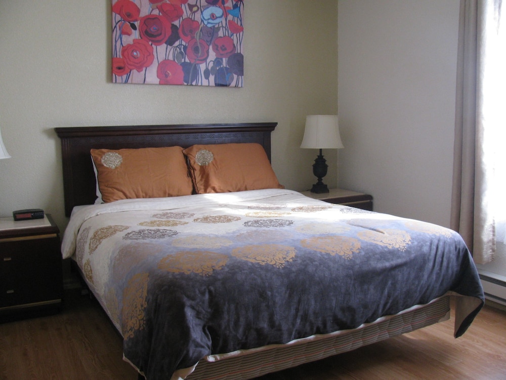 Deluxe Room, 1 Queen Bed photo 2