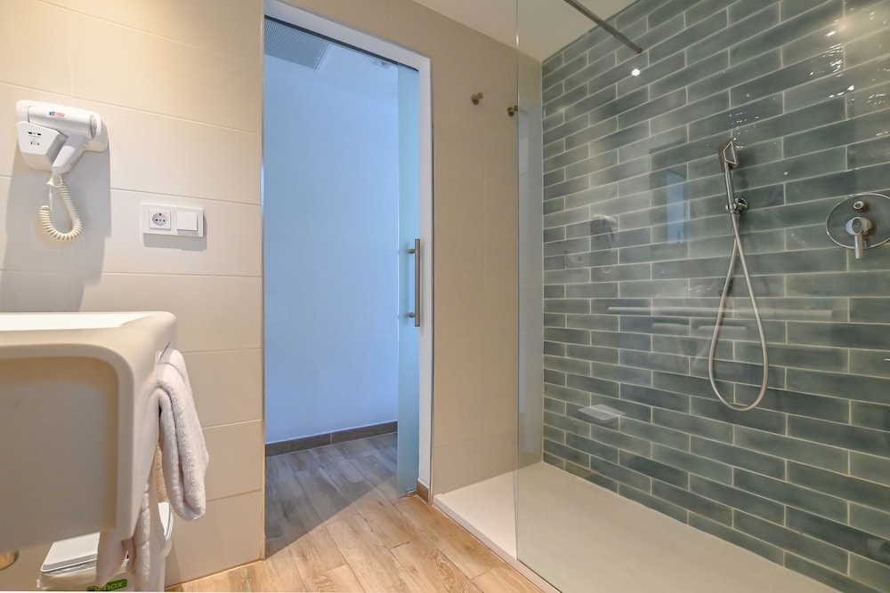 Standard Double Room, Balcony, Partial Sea View (Occupancy 3) photo 2