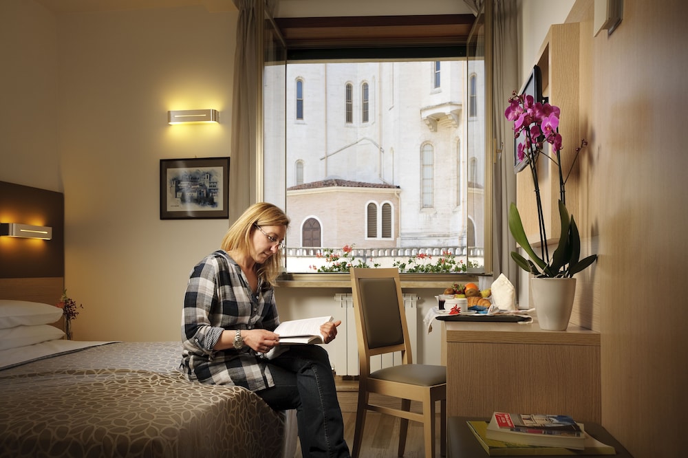 Classic Double or Twin Room, City View photo 1