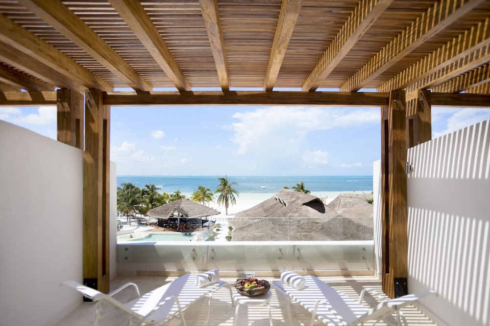 Signature Suite, 1 King Bed, Oceanfront