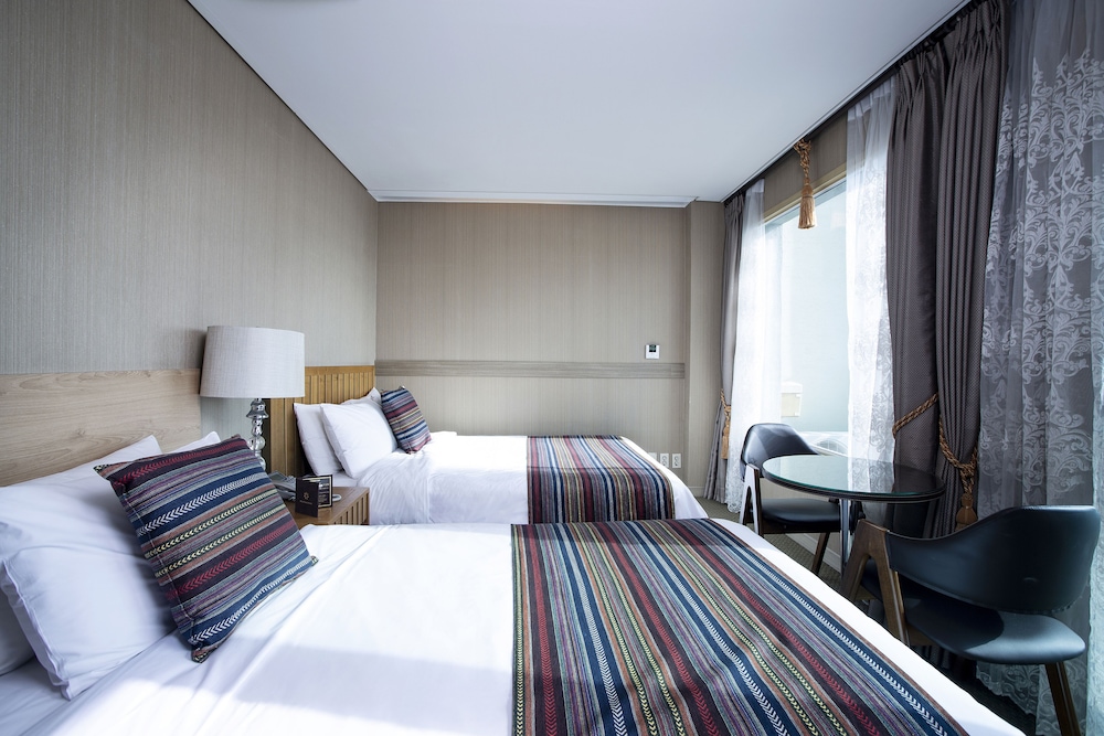 Deluxe Double Room, Partial Lake View photo 3