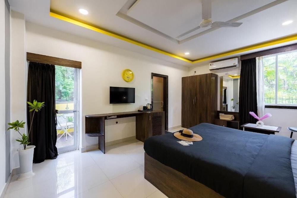 Deluxe Double Room with Balcony photo 2