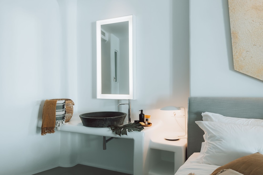 Suite, 1 King Bed, Private Pool, Beachfront photo 3