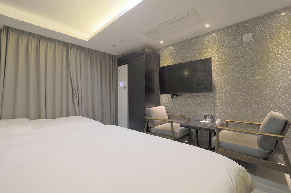 Premium Twin Room - Photo 3