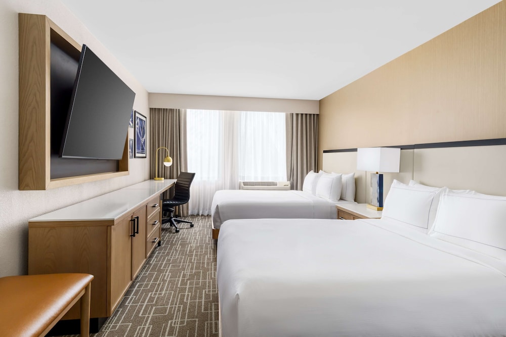 Room, 2 Queen Beds, Accessible, Bathtub - Photo 2