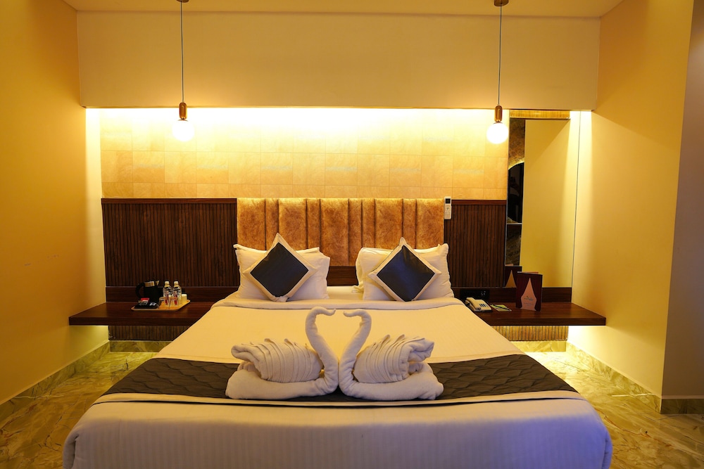 Premium Room, 1 King Bed photo 3