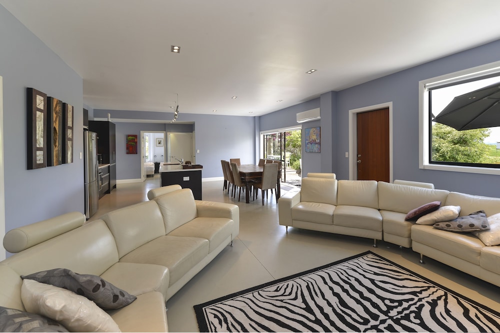 4 Bedroom Holiday Home (2 King and 5 Single) photo 2