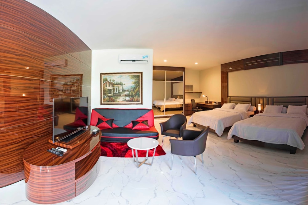 Signature Quadruple Room photo 2