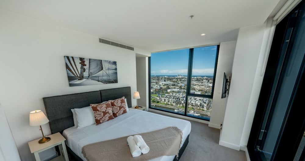 Two-Bedroom Two-Bathroom + Study Apartment with Harbour View - Photo 4