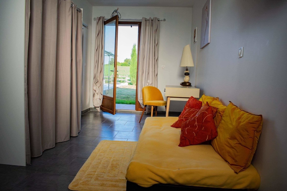 Room (Ocre) photo 1