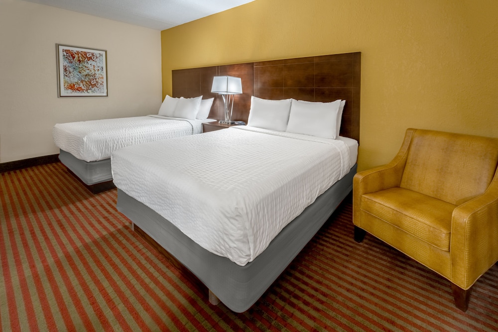 Standard Room, 2 Queen Beds, Pool View photo 3