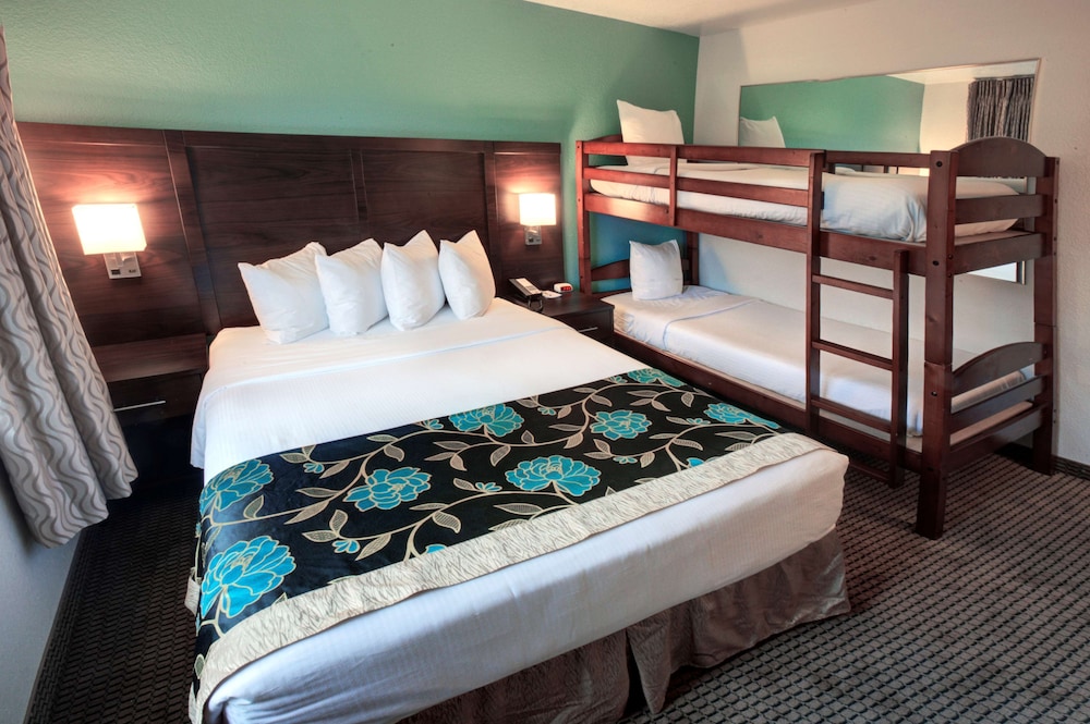 Room, Multiple Beds, Non Smoking - Photo 1