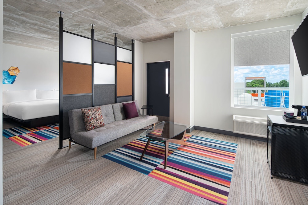 Suite, 1 King Bed, City View