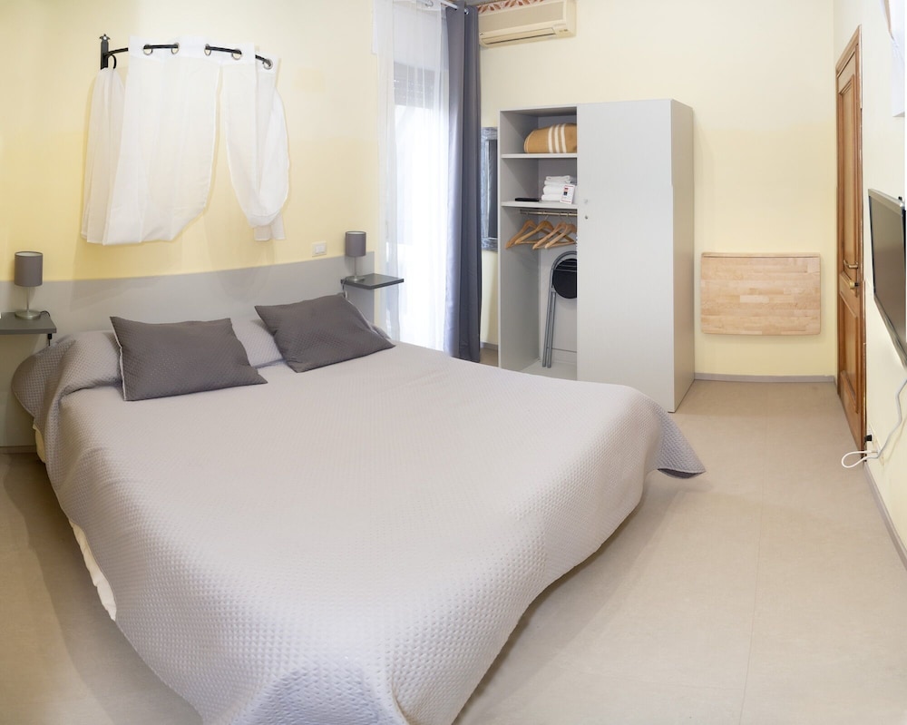 Luxury Double Room, 1 Bedroom, Private Bathroom, Garden View photo 1