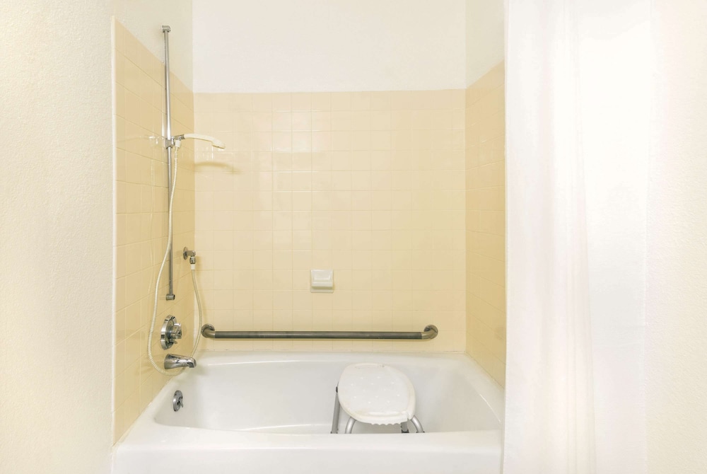 Standard Room, 1 Queen Bed, Accessible - Photo 2