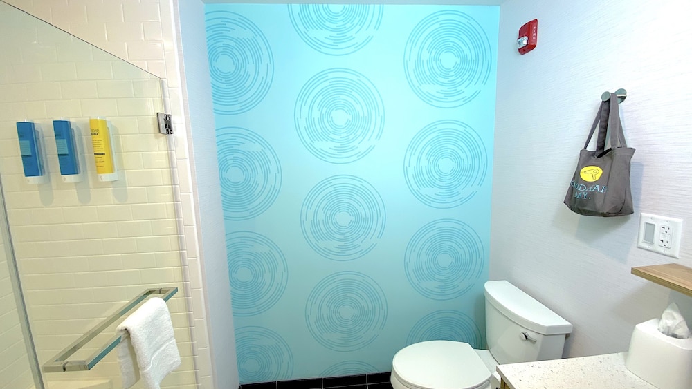 Room, 1 King Bed, Accessible, Bathtub (Mobility & Hearing) - Photo 3