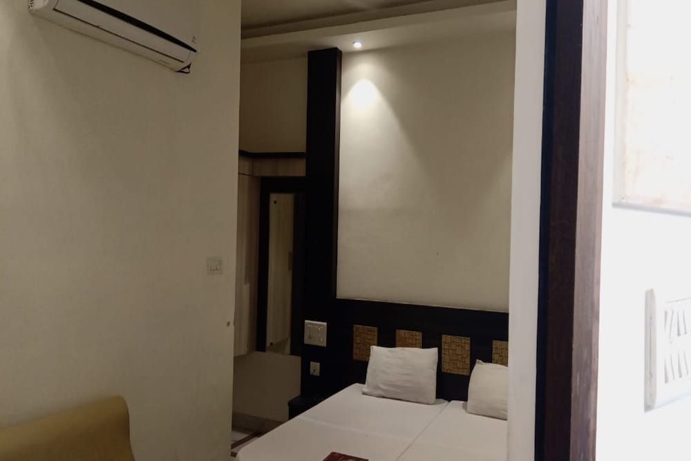 Deluxe Room - Photo 8