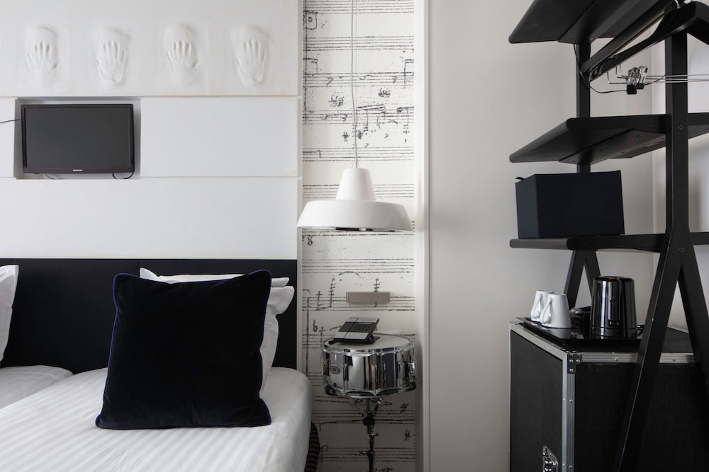 Standard Twin room - Complimentary soft minibar, Chromecast - Snacks, digital press, fitness access photo 2