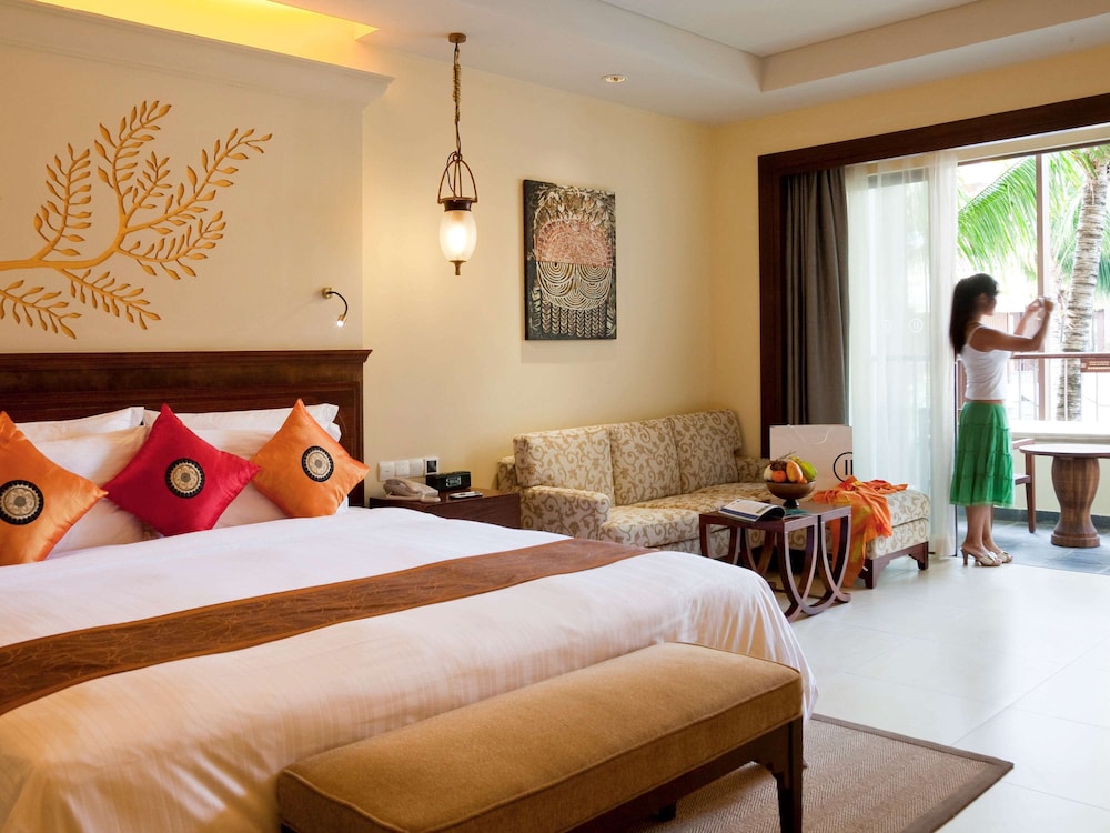 Deluxe Room, 1 King Bed, Pool View - Photo 5