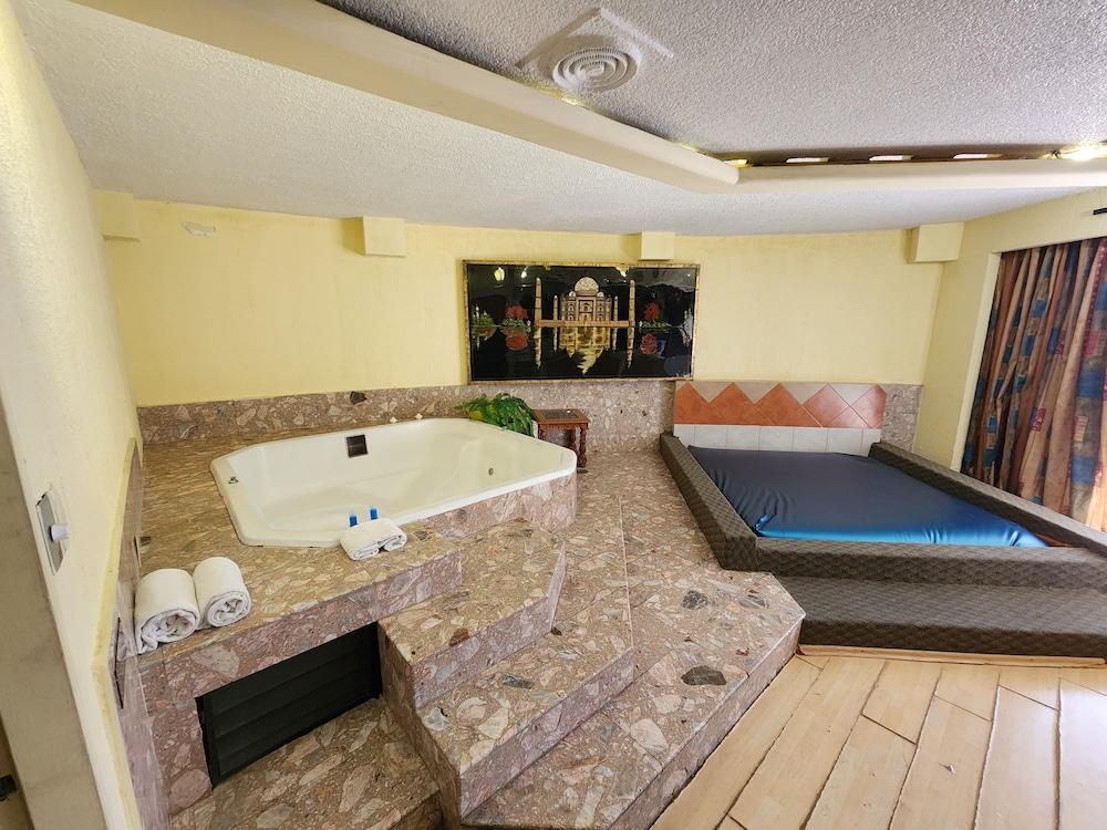 Presidential Suite, Hot Tub photo 1