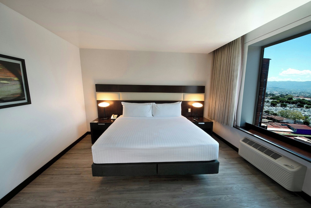Deluxe Room, 1 King Bed photo 2
