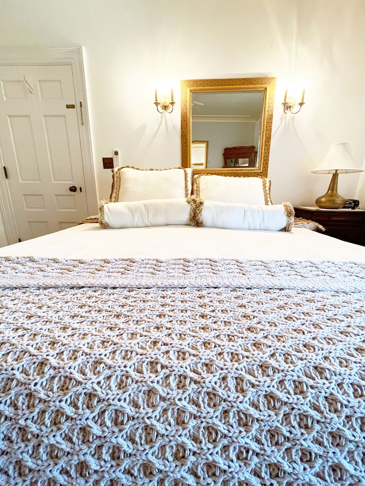 Luxury King Suite, Queen A photo 3