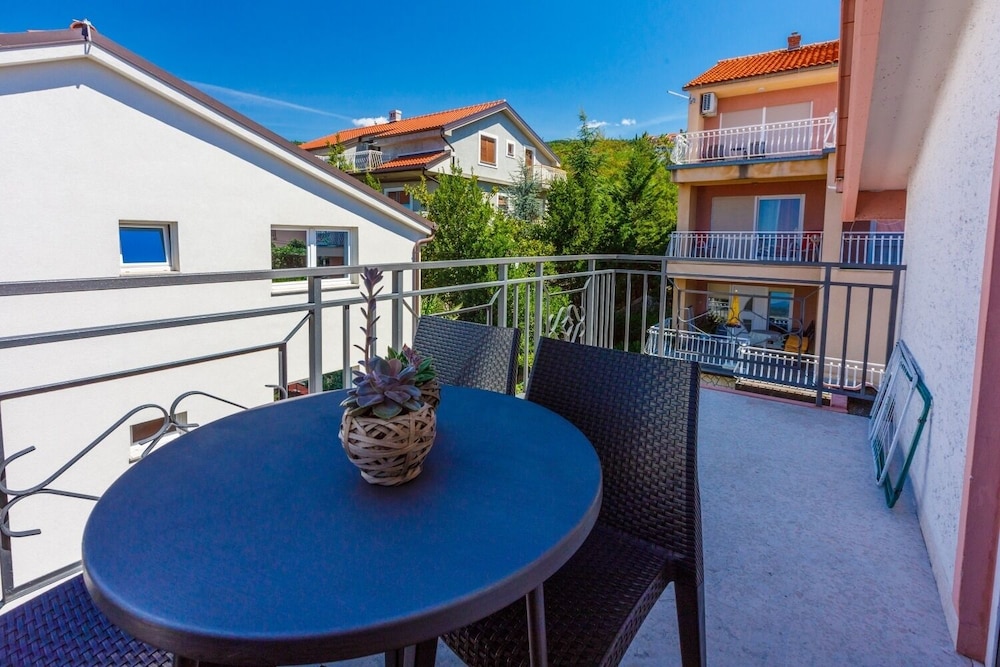 Apartment (Colorful - modern Apartments - A3 nar)
