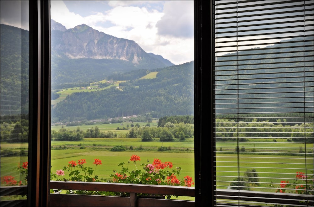 Family Room, Balcony, Mountain View photo 3