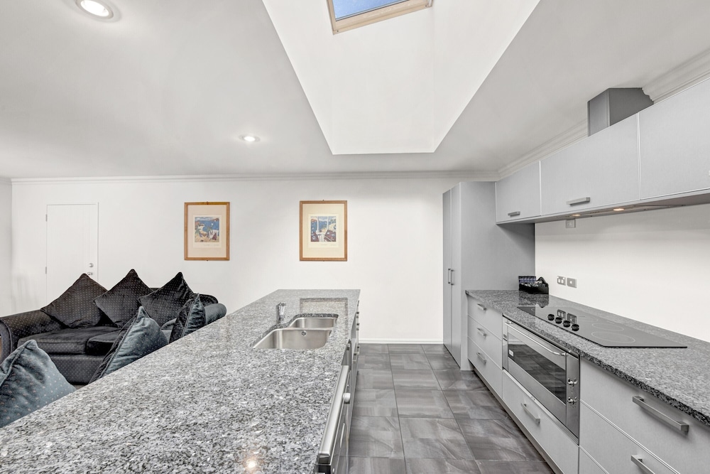 Executive Apartment, 4 Bedrooms - Photo 9