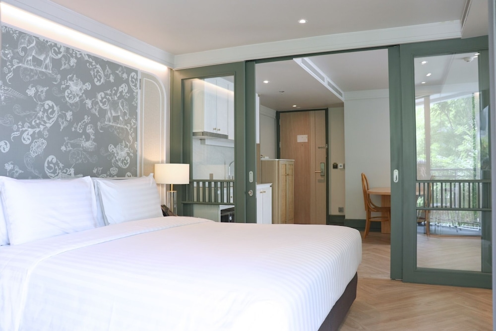 Quarter One-Bedroom Suite with Balcony, King Bed photo 3