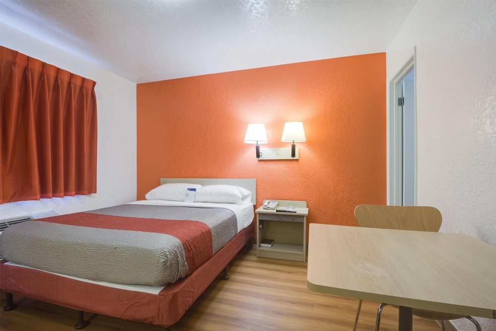 Deluxe Room, 1 Queen Bed, Non Smoking, Refrigerator & Microwave photo 2