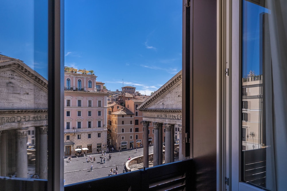 Double room with Pantheon view on the fourth floor in the separate building