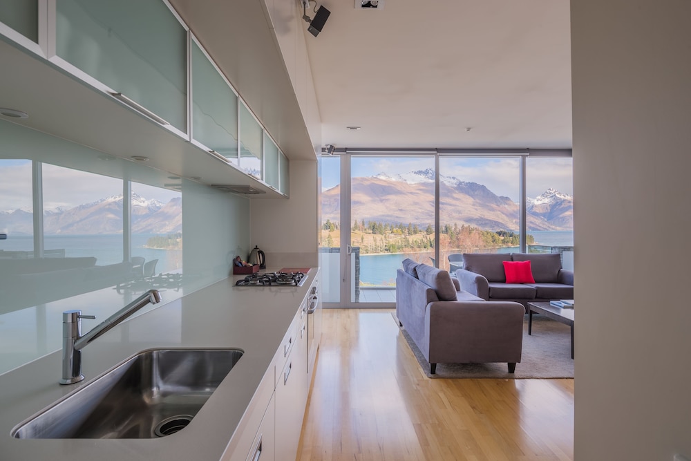 Lake View Two Bedroom Apartment with Balcony and Two Bathrooms