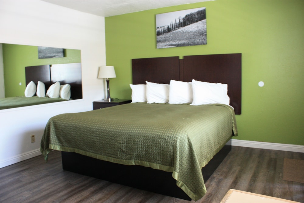 Standard Room, 1 King Bed photo 1