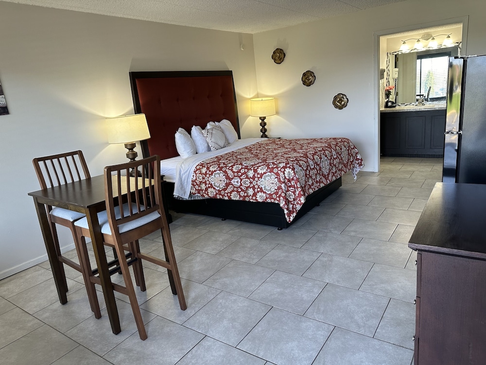 Standard Room, 1 King Bed, Kitchenette photo 1