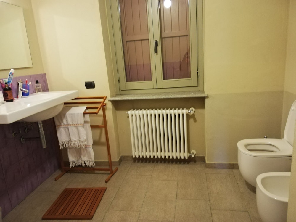 Double Room, 1 Queen Bed, Shared Bathroom photo 3