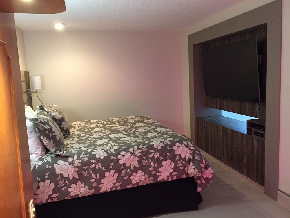 Principale Suite, 1 King and 1 murphy bed, Jetted Tub photo 1