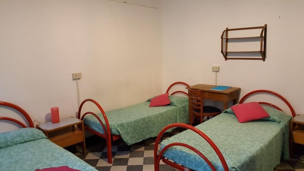 1 Single Bed in Female Dormitory with Mixed Bathroom photo 2