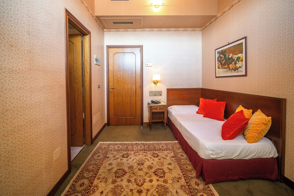 Basic Single Room photo 2