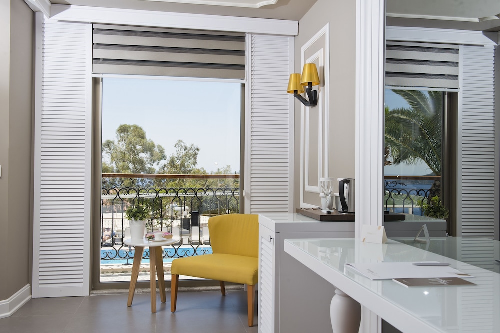 Superior Suite with Sea and Pool View photo 3