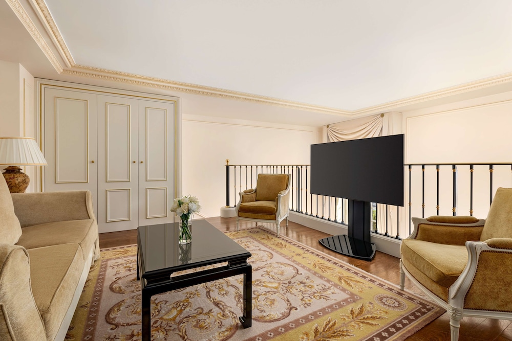 Duplex Eiffel View Suite 1 King thumbnail 5