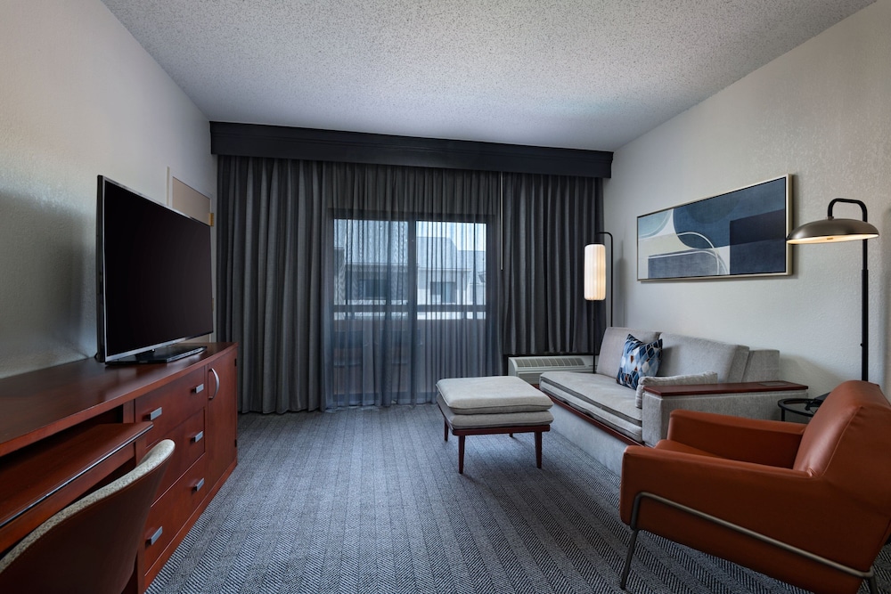 Suite, 1 Bedroom - Photo 4