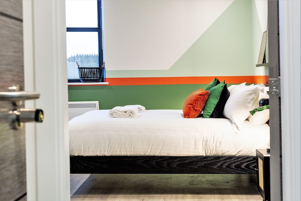 City Room - Photo 5
