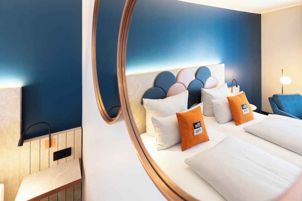 Standard Room, 1 Queen Bed, Park View - Photo 3