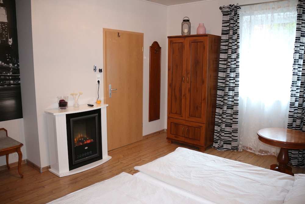 Premium Studio, 1 King Bed, Fireplace, Garden View photo 1