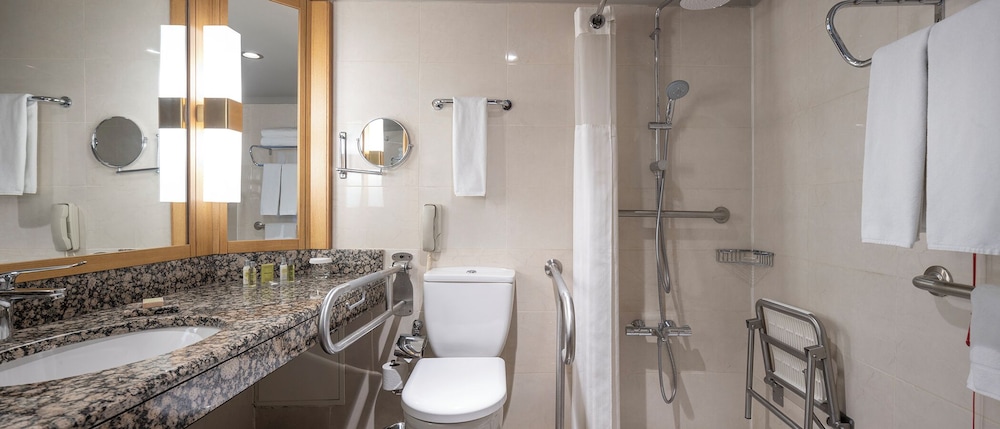King Accessible Room thumbnail 6
